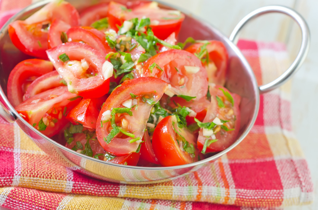 Salade de tomates aux fleurs d’œillet d'inde et aux fleurs de basilic