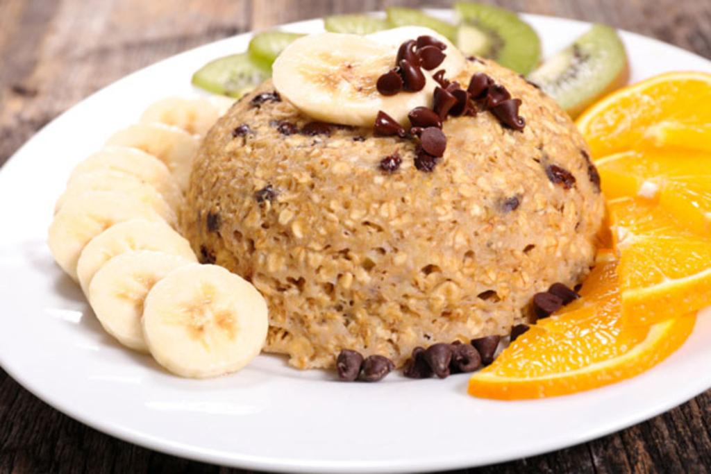 Bowl cake with oatmeal, banana and chocolate chips