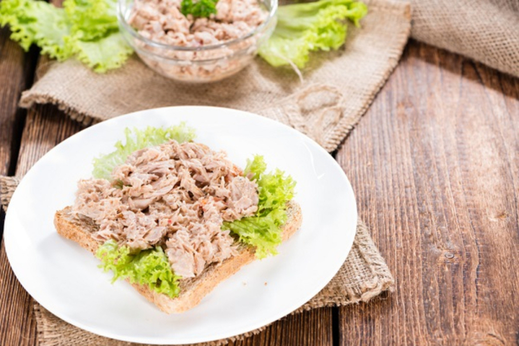 Tuna-mayonnaise sandwiches