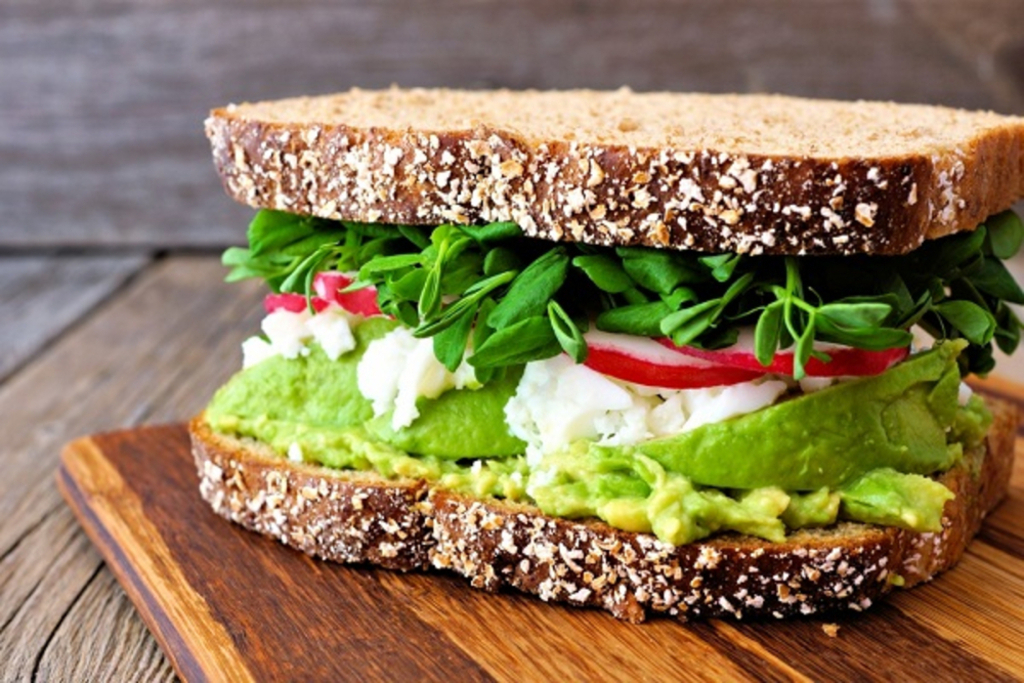 Sandwich végétarien au fromage frais