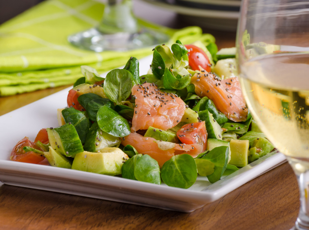 Salade au saumon, avocat et tomates
