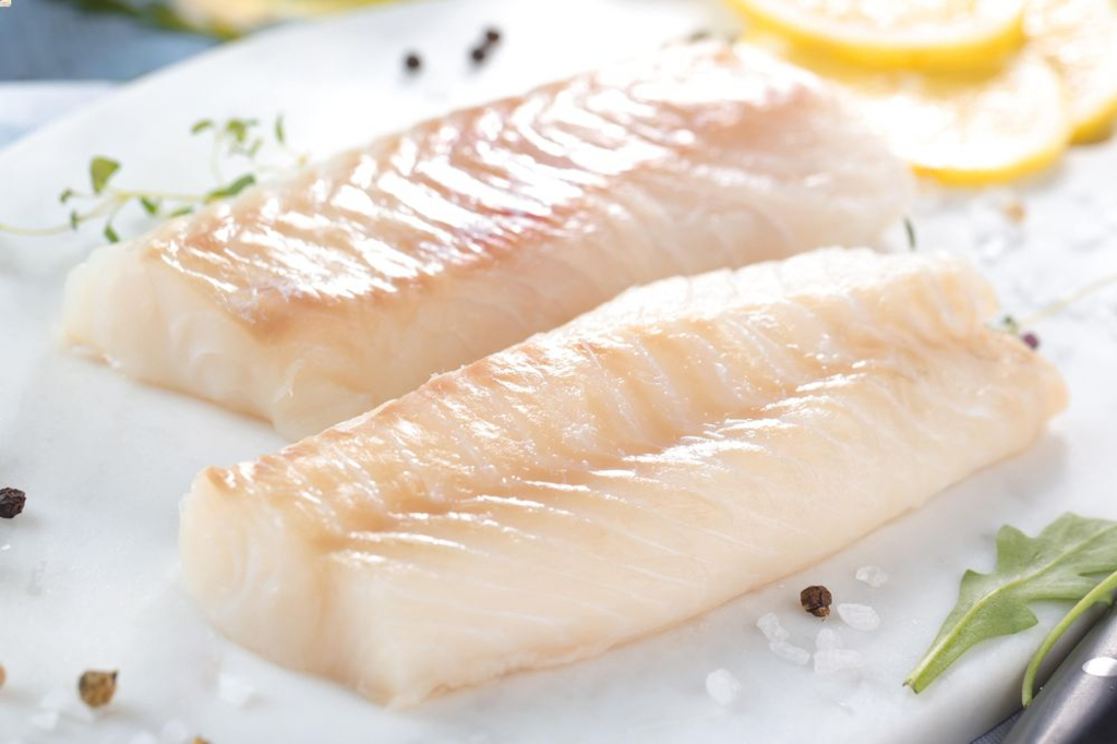Hake fillet on beans