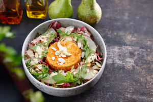 Salat und panierter vaudoise tomme