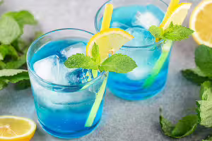 Blauer jungfrau-cocktail