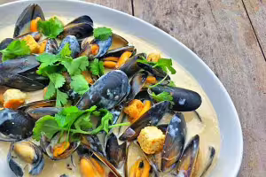 Mejillones a la nata y vino blanco