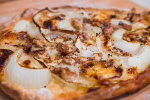 Goat cheese, honey and fresh cream pizza