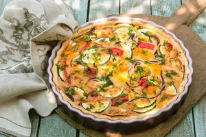 Tart with sunny vegetables (zucchini, tomato, pepper, mushrooms and mascarpone)