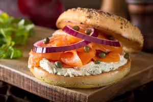 Bagel mit geräuchertem lachs und frischkäse