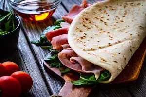 Wrap mit schinken, tomaten und eiern