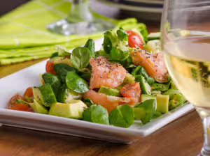 Salat mit lachs, avocado und tomaten