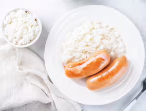 Weißer pudding mit pilzen