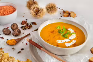 Linsensuppe mit karotten und kokosmilch